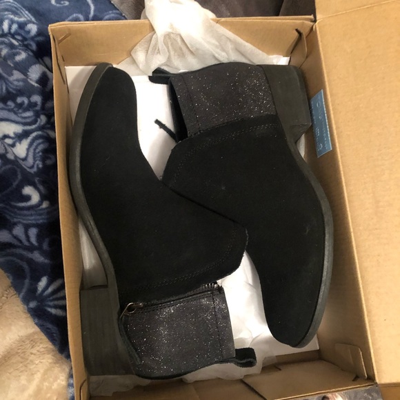 Toms black booties too big for me! - Picture 4 of 5